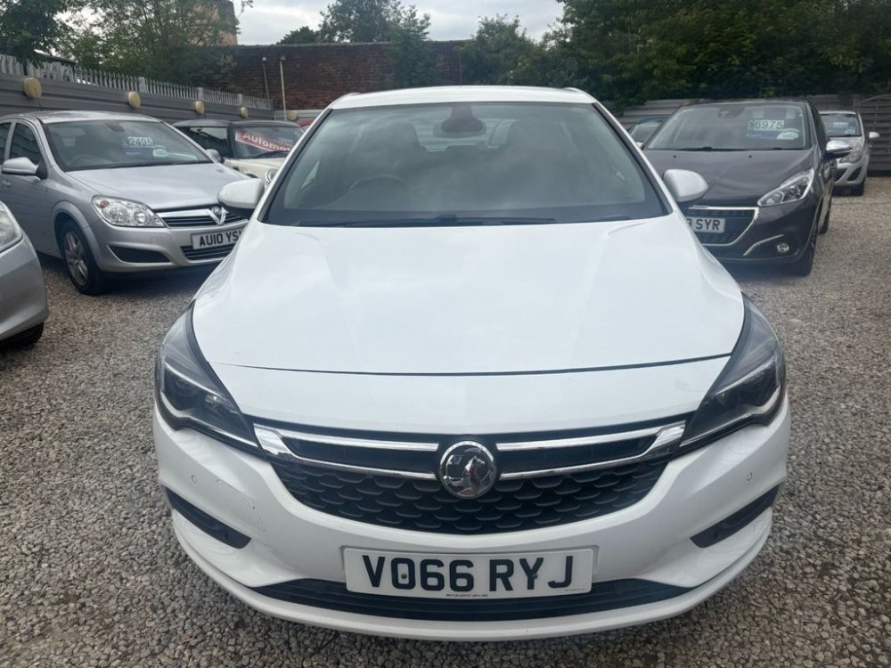 White Vauxhall Astra 1.6 CDTi BlueInjection Elite Hatchback 5dr Diesel Auto Euro 6 136 ps