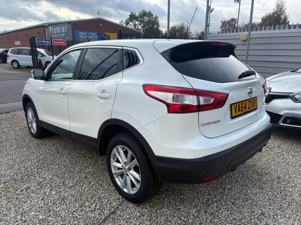 White 2015 Nissan Qashqai 1.5 dCi Acenta SUV 5dr Diesel Manual 2WD Euro 5 s/s 110 ps in Sheffield