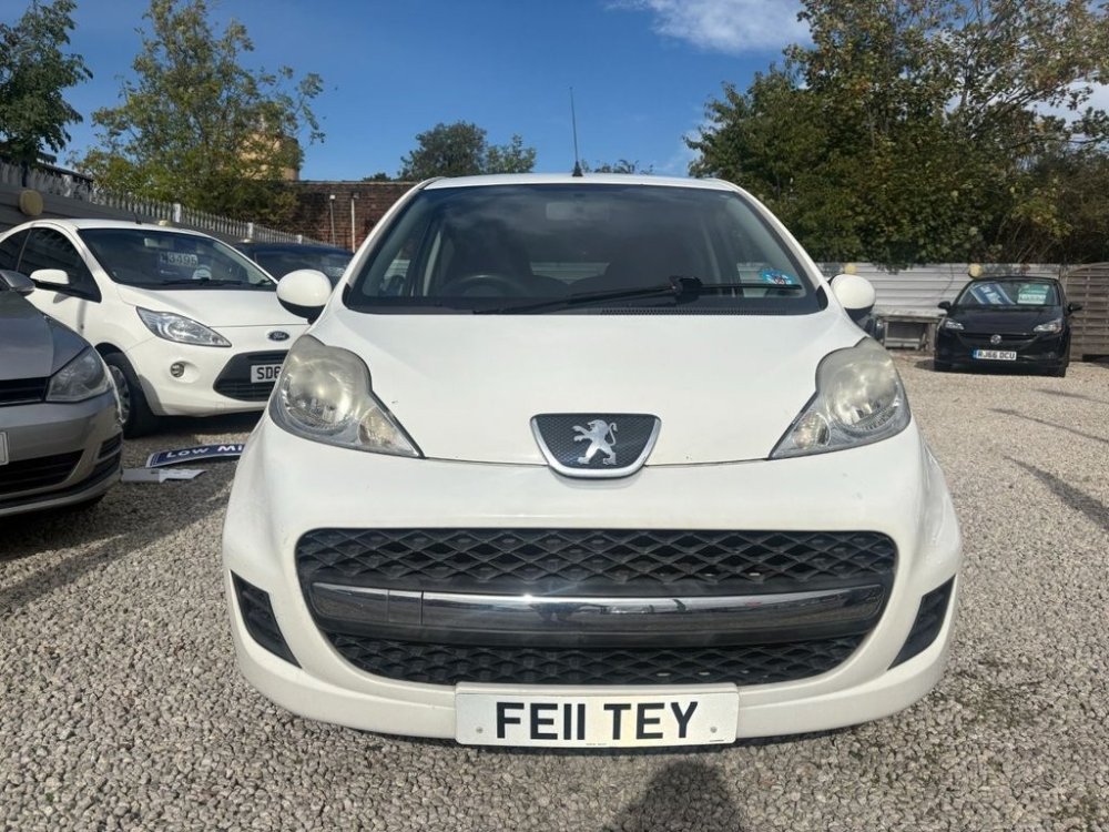 White Peugeot 107 1.0 12V Envy Hatchback 3dr Petrol Manual Euro 5 68 ps